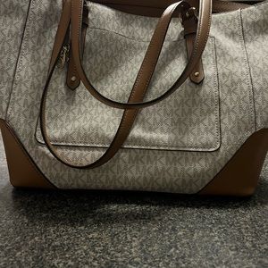 Michael kors purse. I hardly used it. Pick up in Lakeland Florida